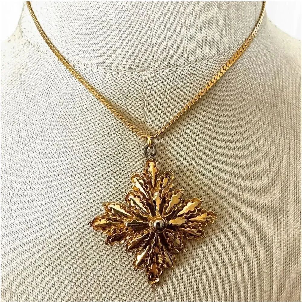 WEST Gold-plated star vintage pendant necklace